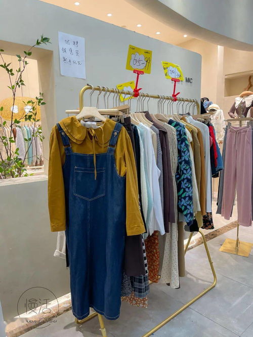 服裝批發(fā)市場(chǎng)清倉撿漏攻略 百元三件靚衫 vs. 20元牛仔褲，哪里更值得沖？